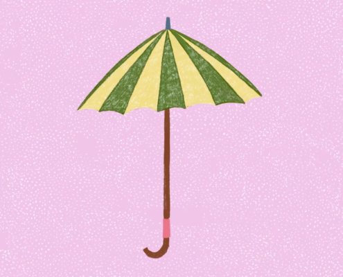 Ein gestreifter, aufgeklappter Regenschirm vor einem rosafarbenen Hintergrund.