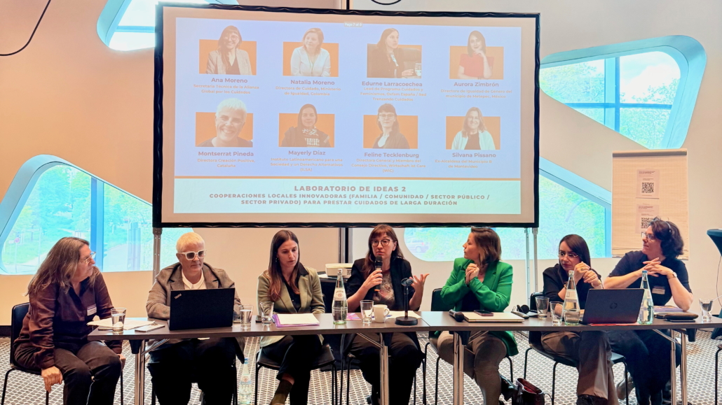 Sechs Personen sitzen an einem frontalen Konferenztisch.
